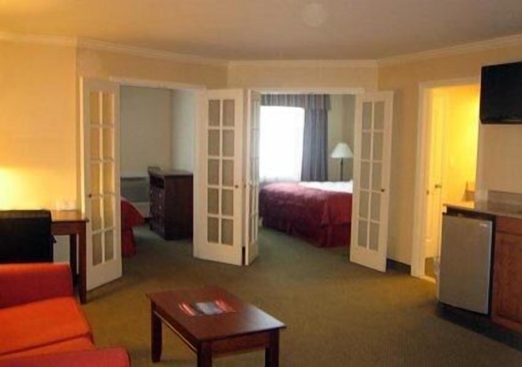 Clarion Inn & Suites At The Outlets Of Lake George Eksteriør bilde