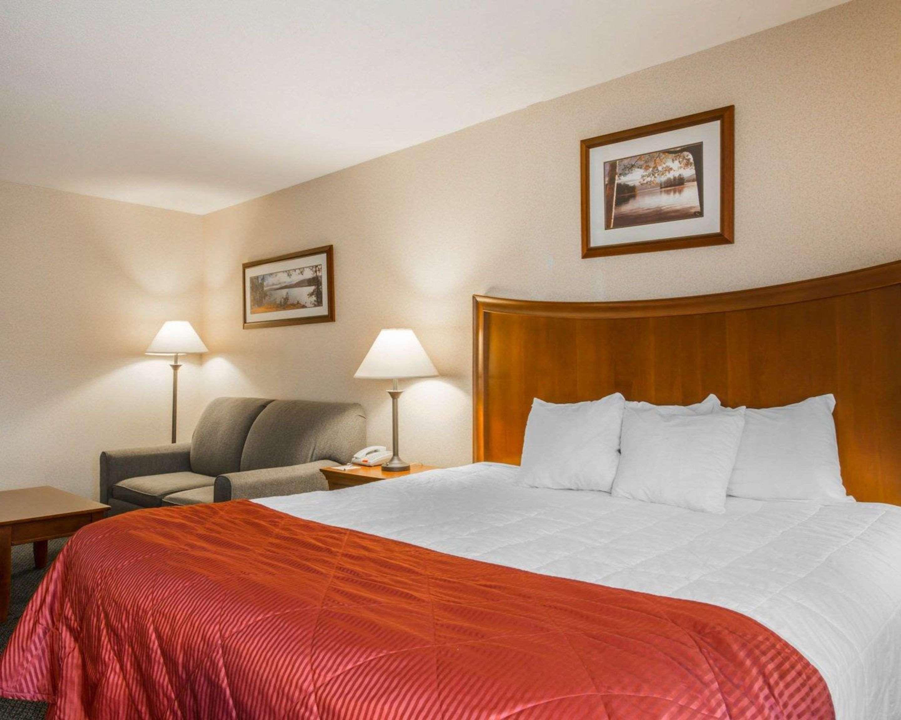 Clarion Inn & Suites At The Outlets Of Lake George Eksteriør bilde