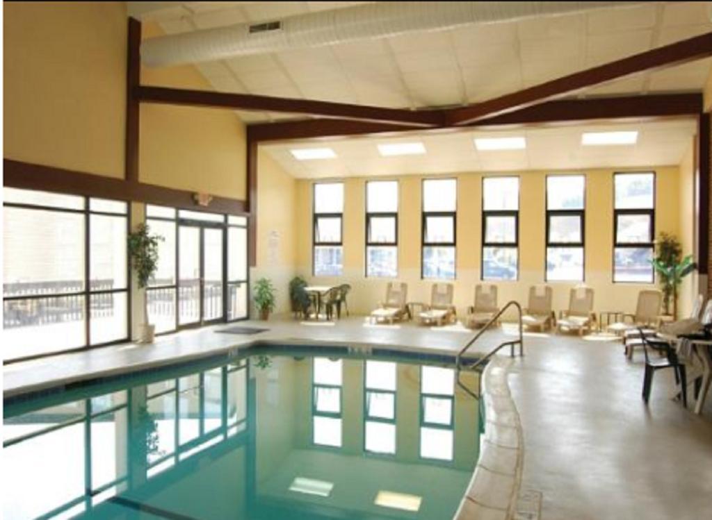 Clarion Inn & Suites At The Outlets Of Lake George Eksteriør bilde