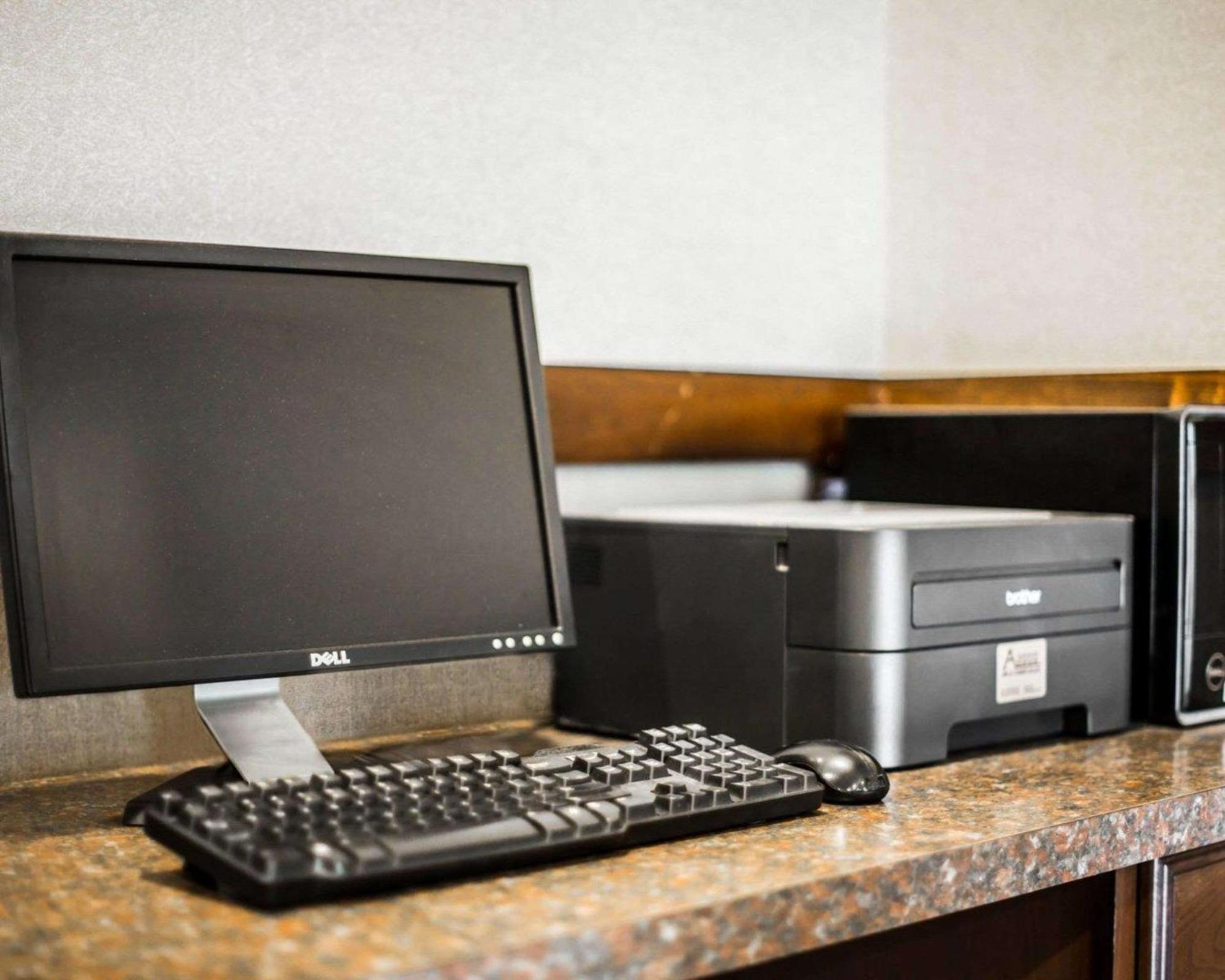 Clarion Inn & Suites At The Outlets Of Lake George Eksteriør bilde