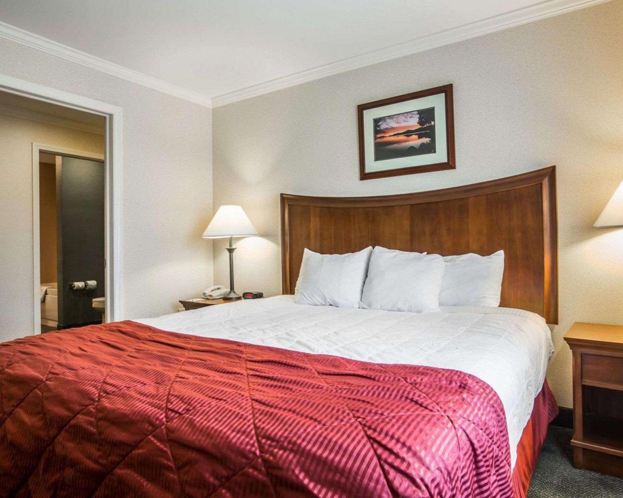 Clarion Inn & Suites At The Outlets Of Lake George Eksteriør bilde