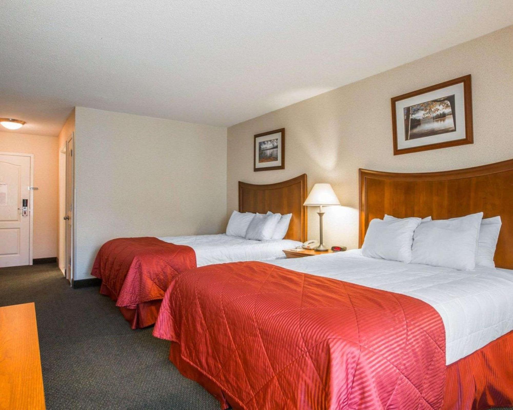 Clarion Inn & Suites At The Outlets Of Lake George Eksteriør bilde