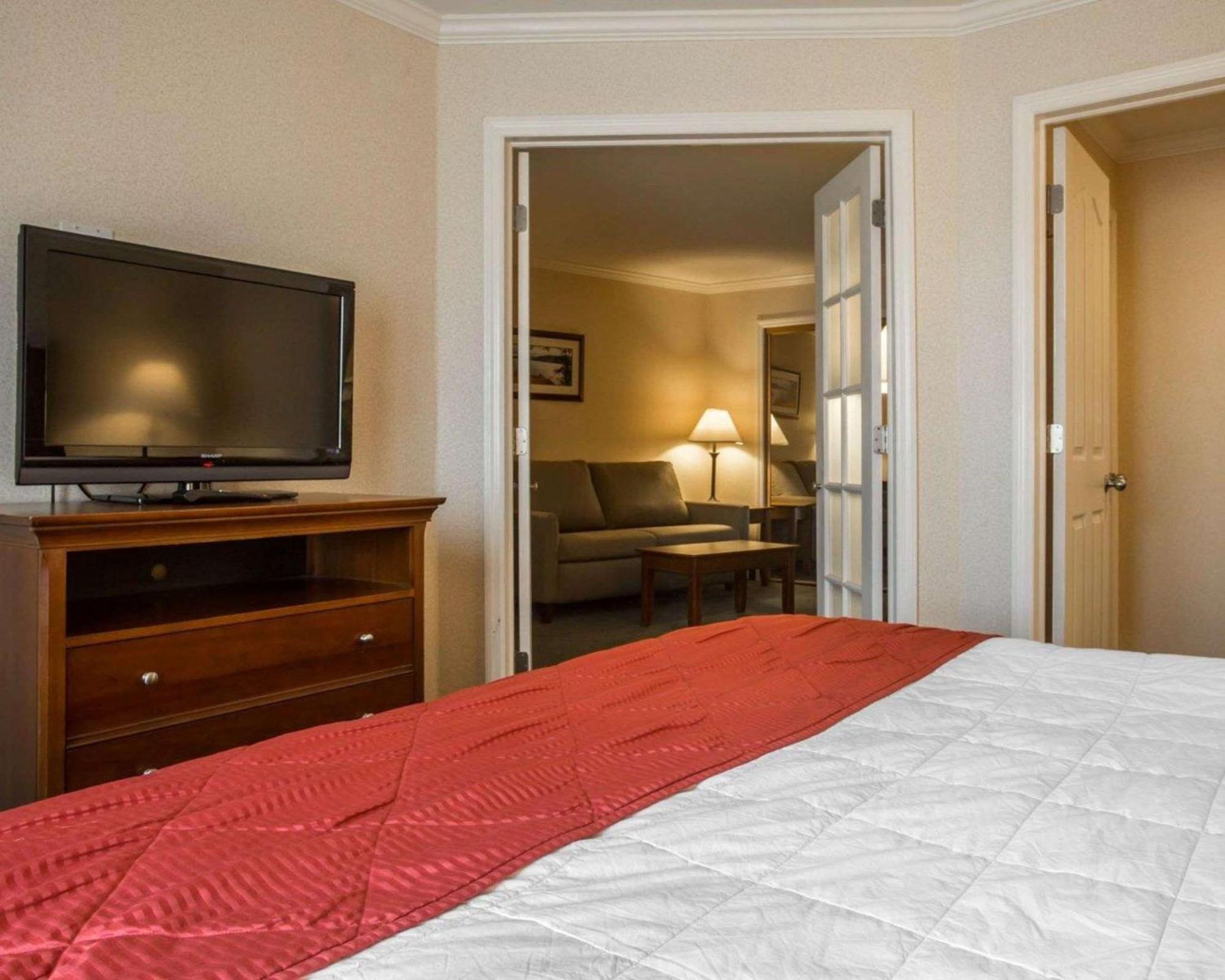 Clarion Inn & Suites At The Outlets Of Lake George Eksteriør bilde