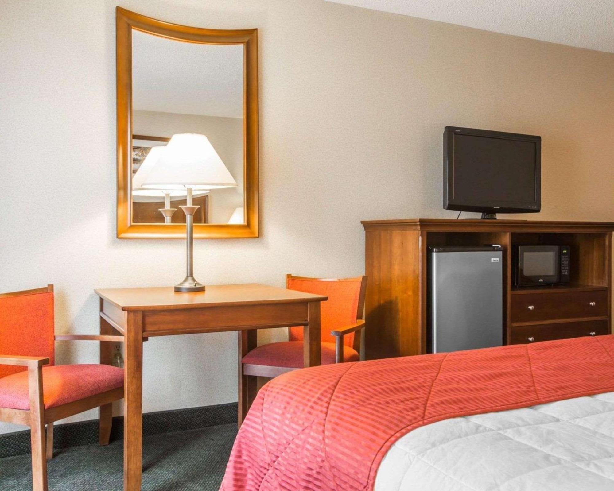 Clarion Inn & Suites At The Outlets Of Lake George Eksteriør bilde