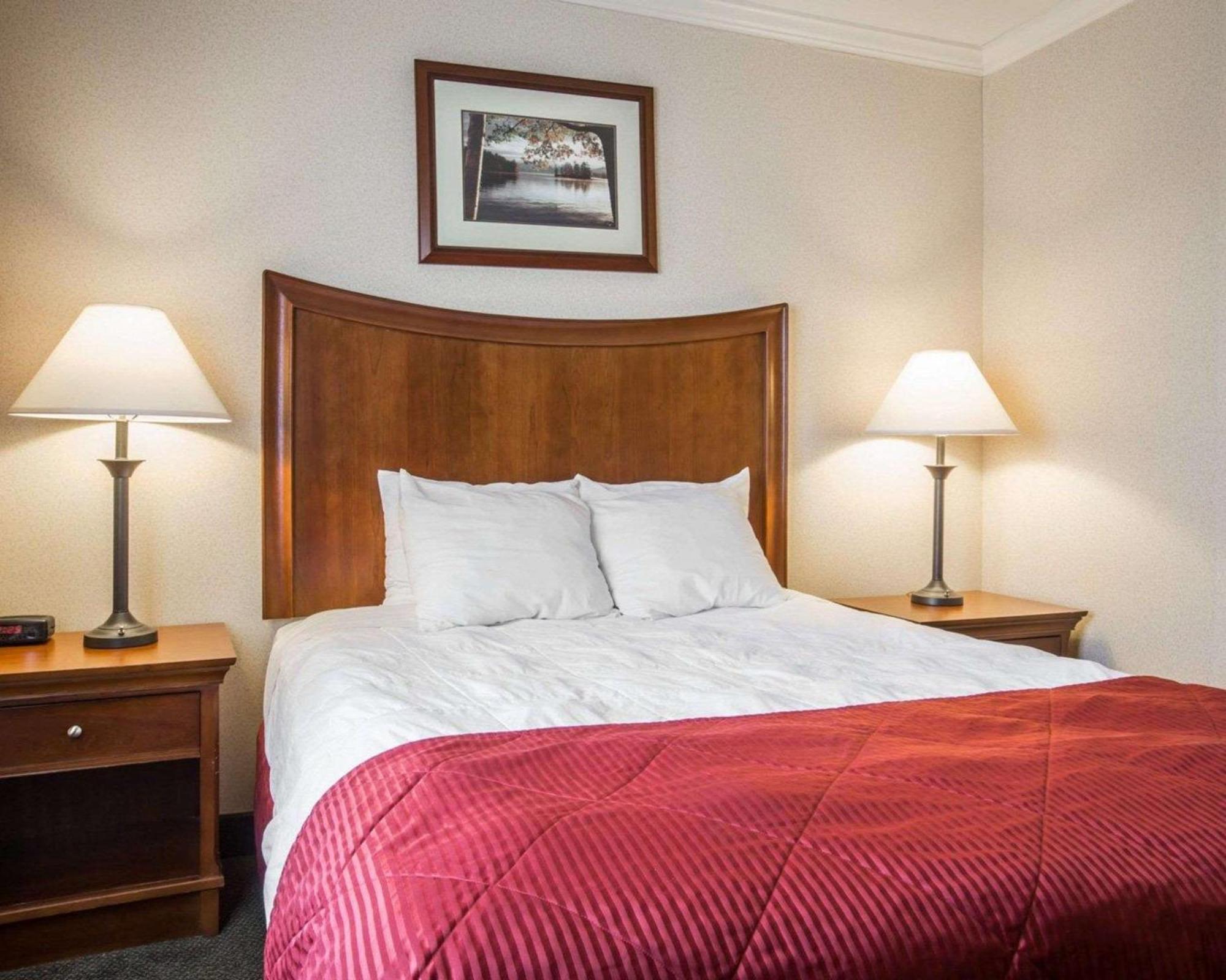 Clarion Inn & Suites At The Outlets Of Lake George Eksteriør bilde