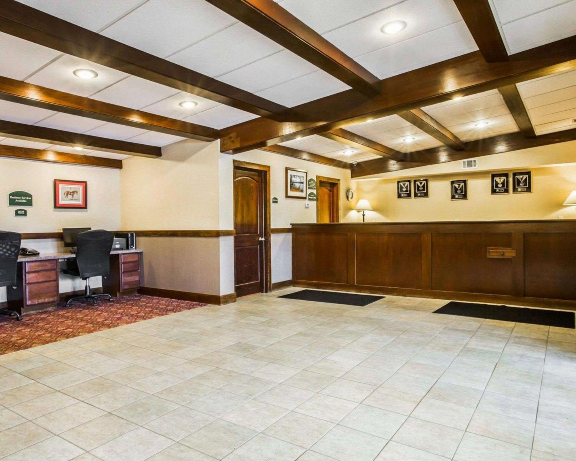 Clarion Inn & Suites At The Outlets Of Lake George Eksteriør bilde
