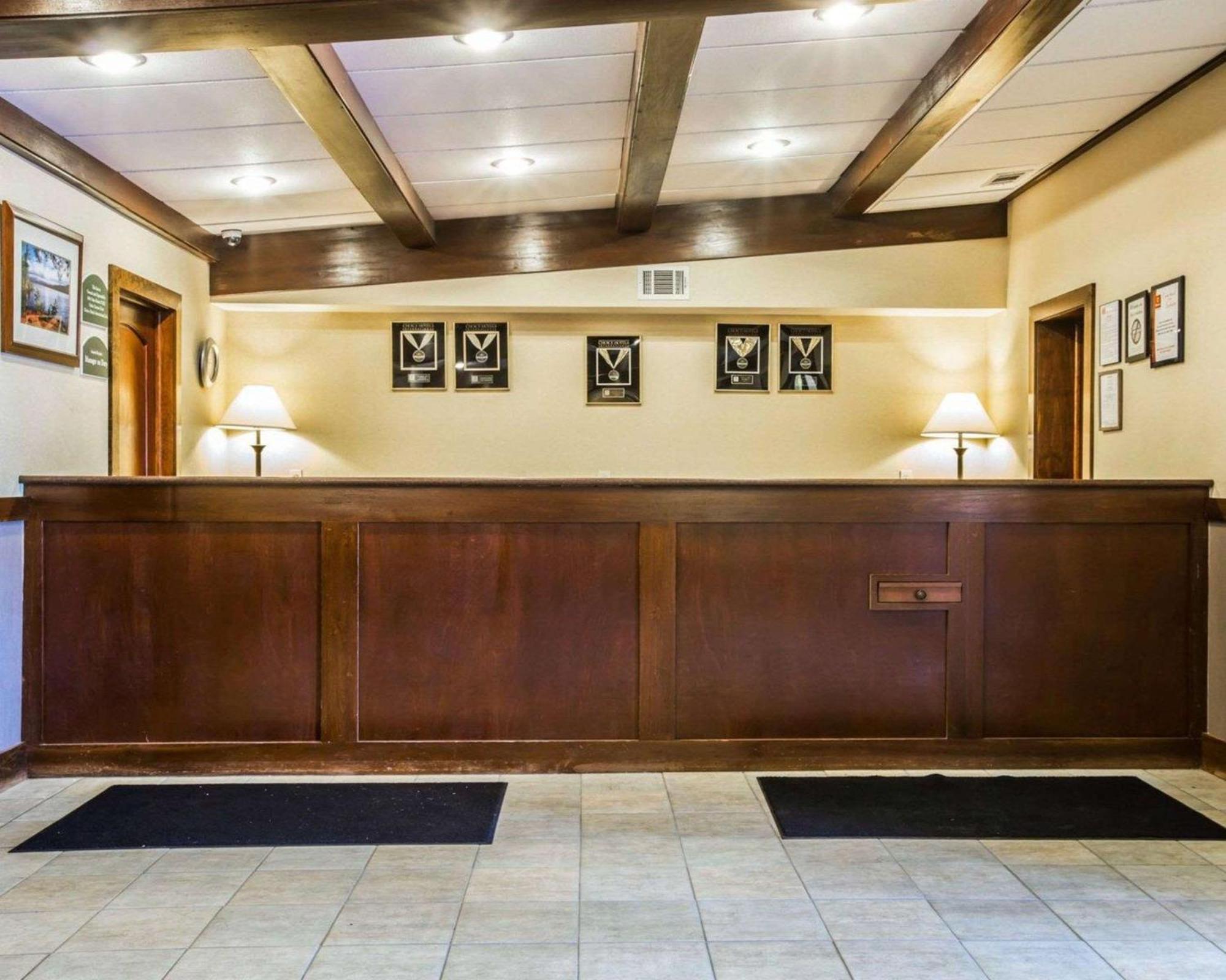 Clarion Inn & Suites At The Outlets Of Lake George Eksteriør bilde