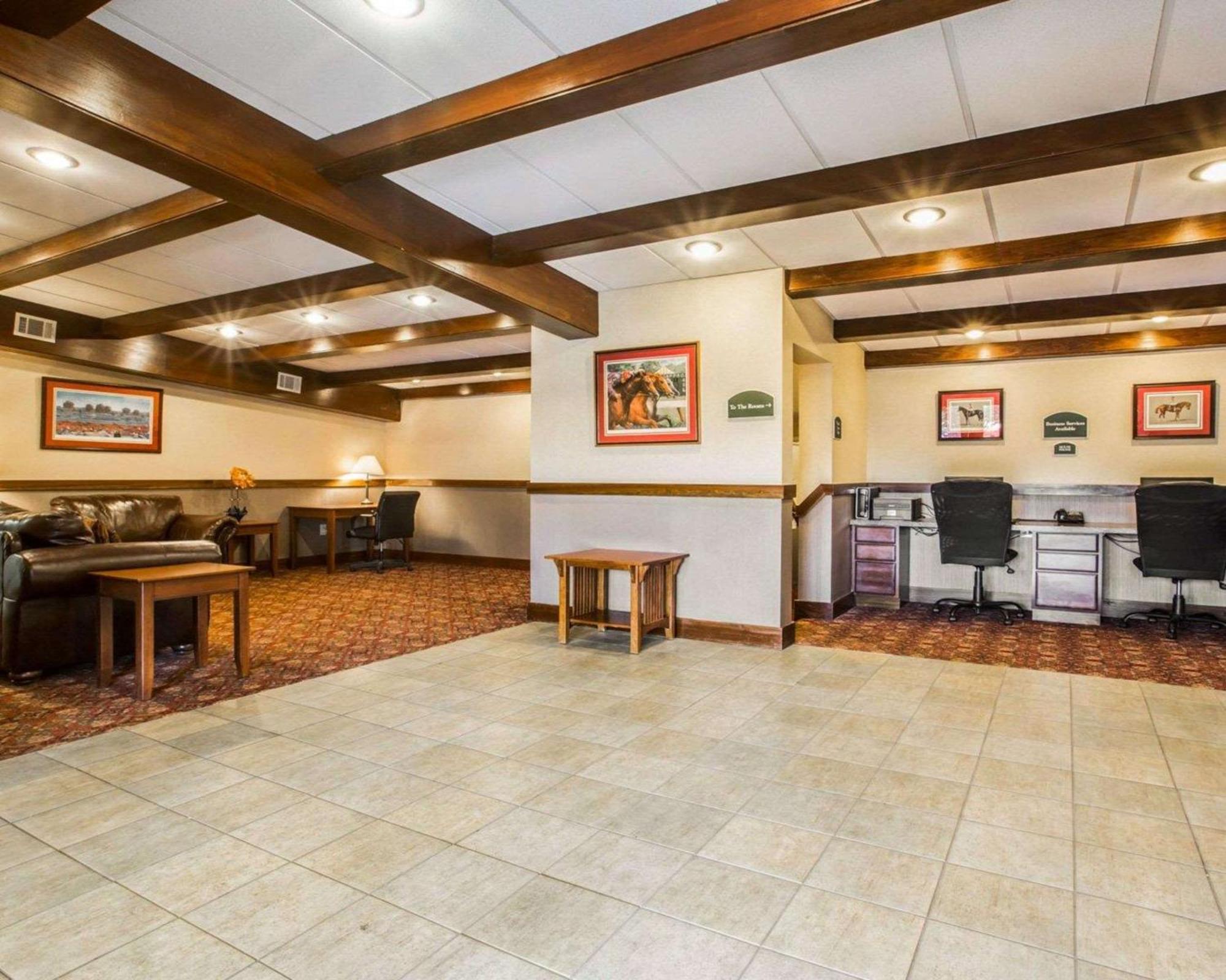 Clarion Inn & Suites At The Outlets Of Lake George Eksteriør bilde