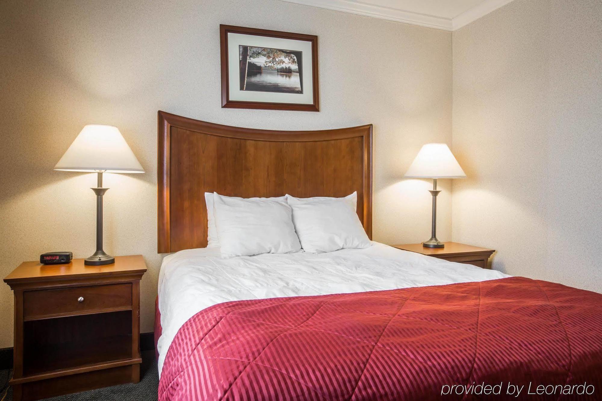 Clarion Inn & Suites At The Outlets Of Lake George Eksteriør bilde